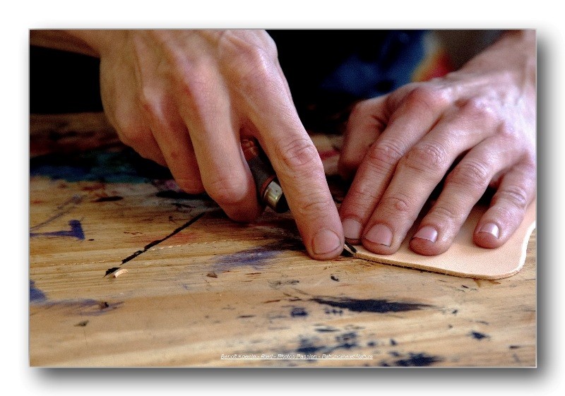 fabrication d'un fourreau de couteau utilisation du formoir