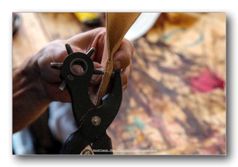 fabrication d'un fourreau de couteau perçage