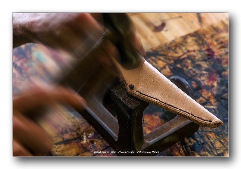 fabrication d'un fourreau de couteau pose du rivet